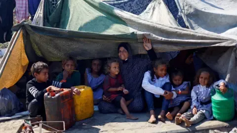 Cataclysmic Crisis across the Gaza Strip while Israeli Tanks Push Forward